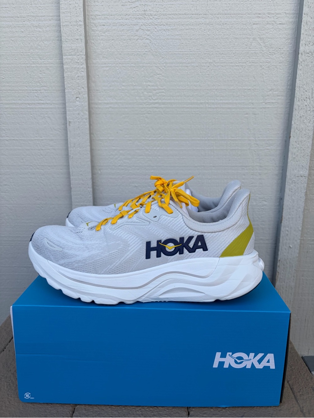 HOKA Men’s Arahi 8 Running Shoe in Stardust and Cosmic Grey With Original Box
